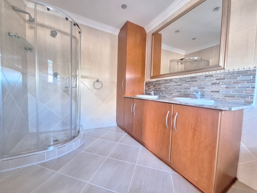 5 Bedroom Property for Sale in Roylglen Gardens Northern Cape
